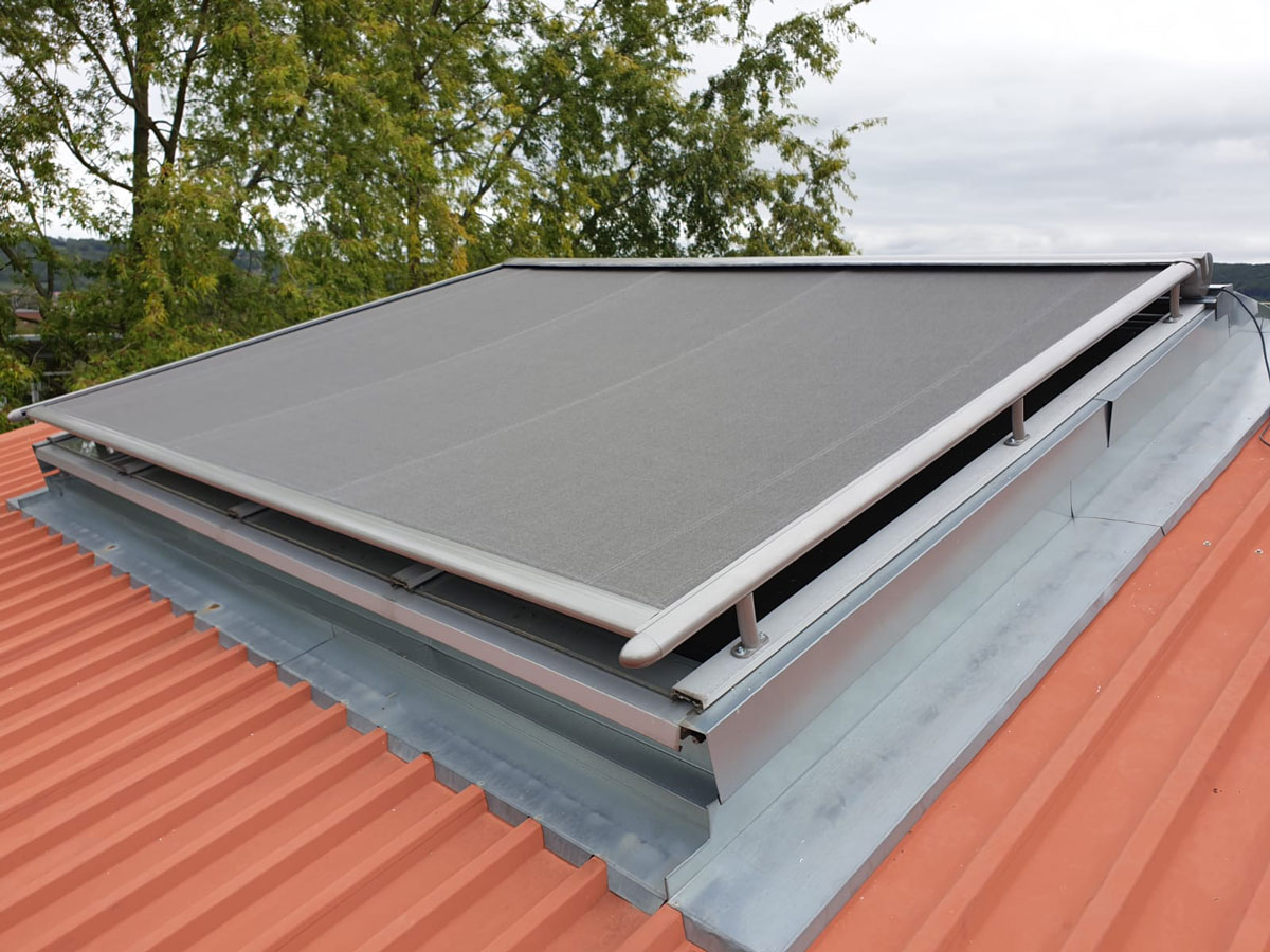 Aufdachmarkise in Schwarz mit einem Metallgerüst außen