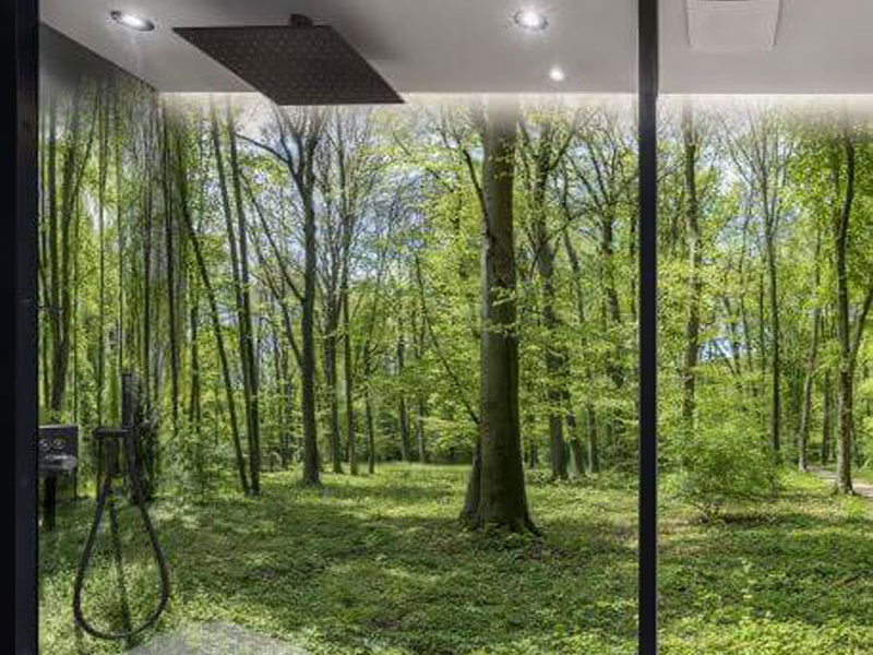 Wandverkleidung mit einem Wald-Motiv, eingebaut in einer Rainfall-Dusche