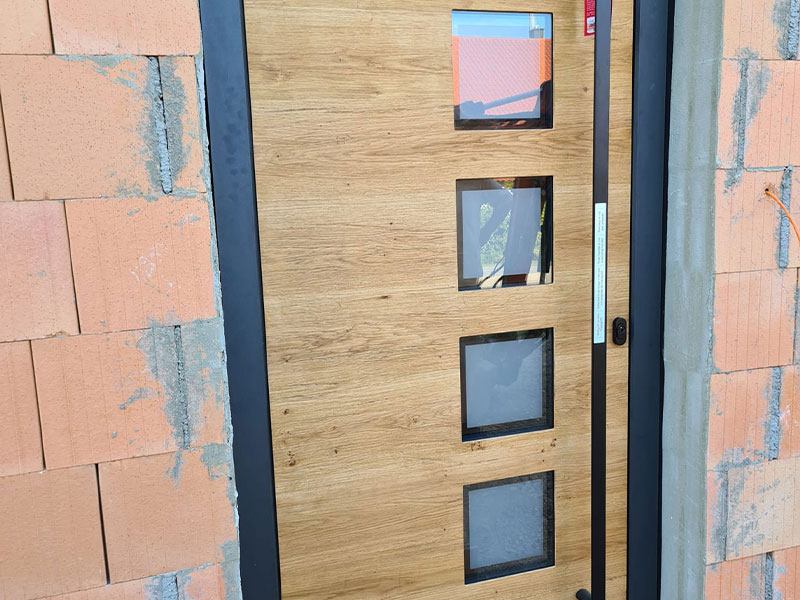 Haustür mit Holzoptik in Ihrlerstein