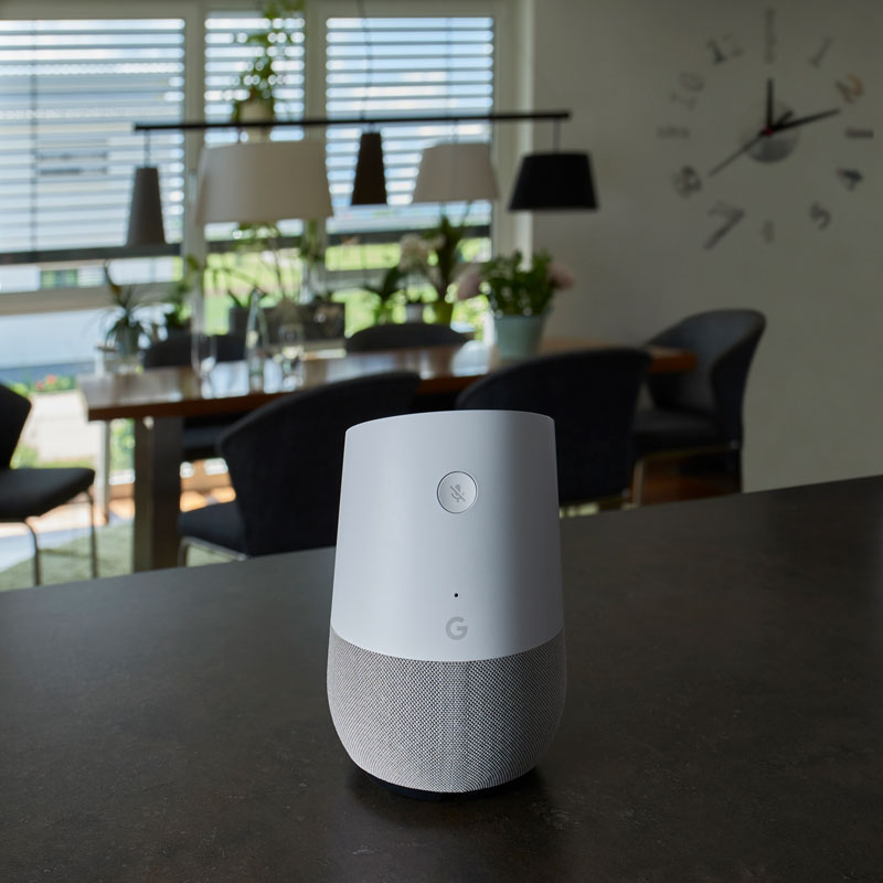 Google Assistant auf einem schwarzen tisch im Esszimmer