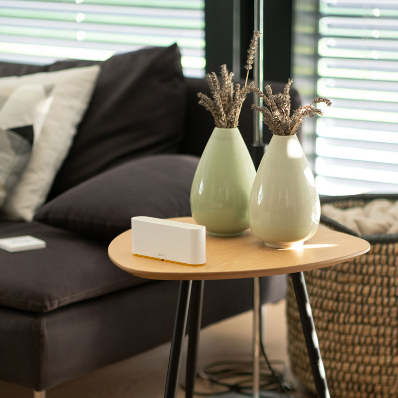 Somfy Smart Home auf einen Holztisch