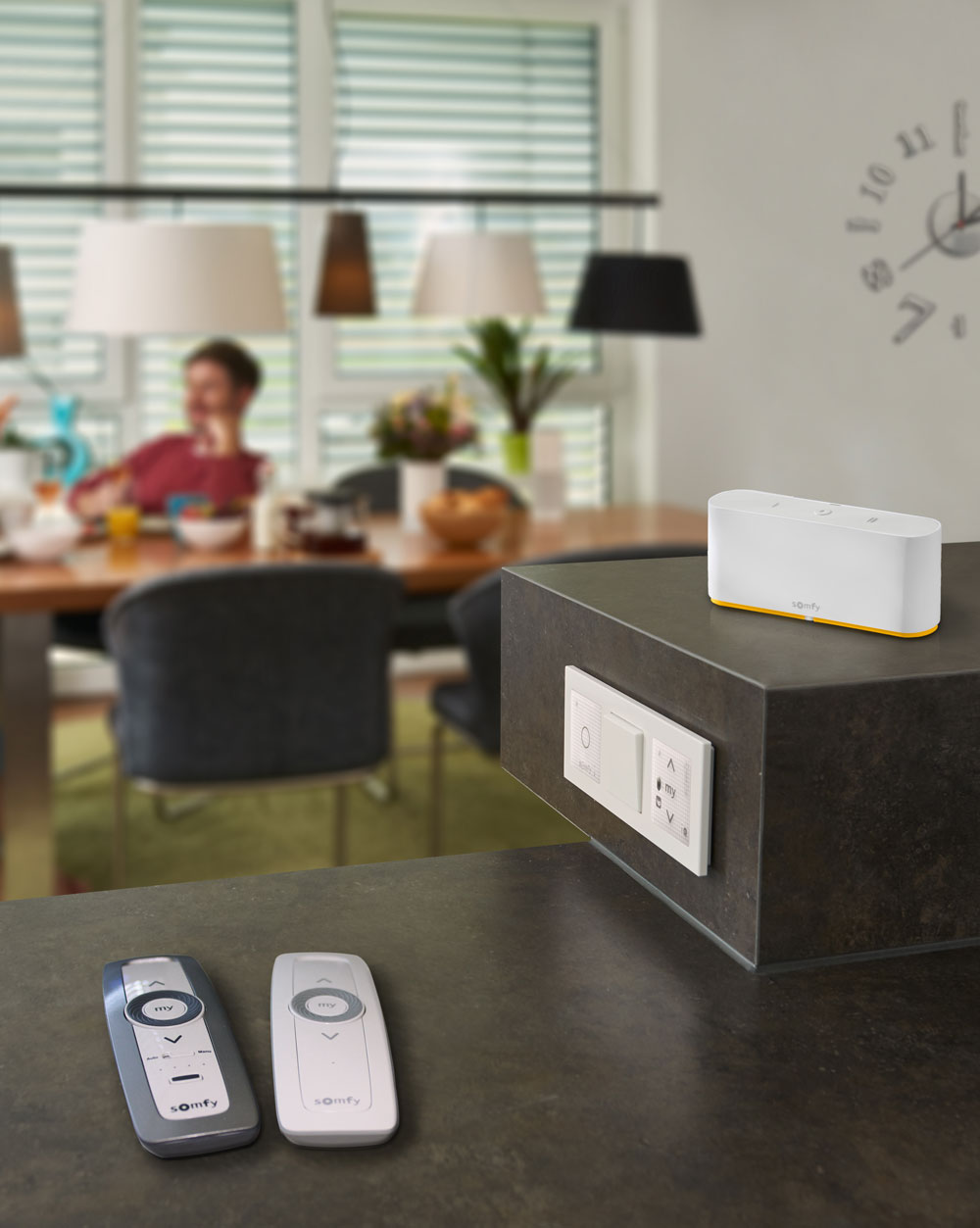Weiße Smart Home Zentrale mit 2 Fernbedienungen