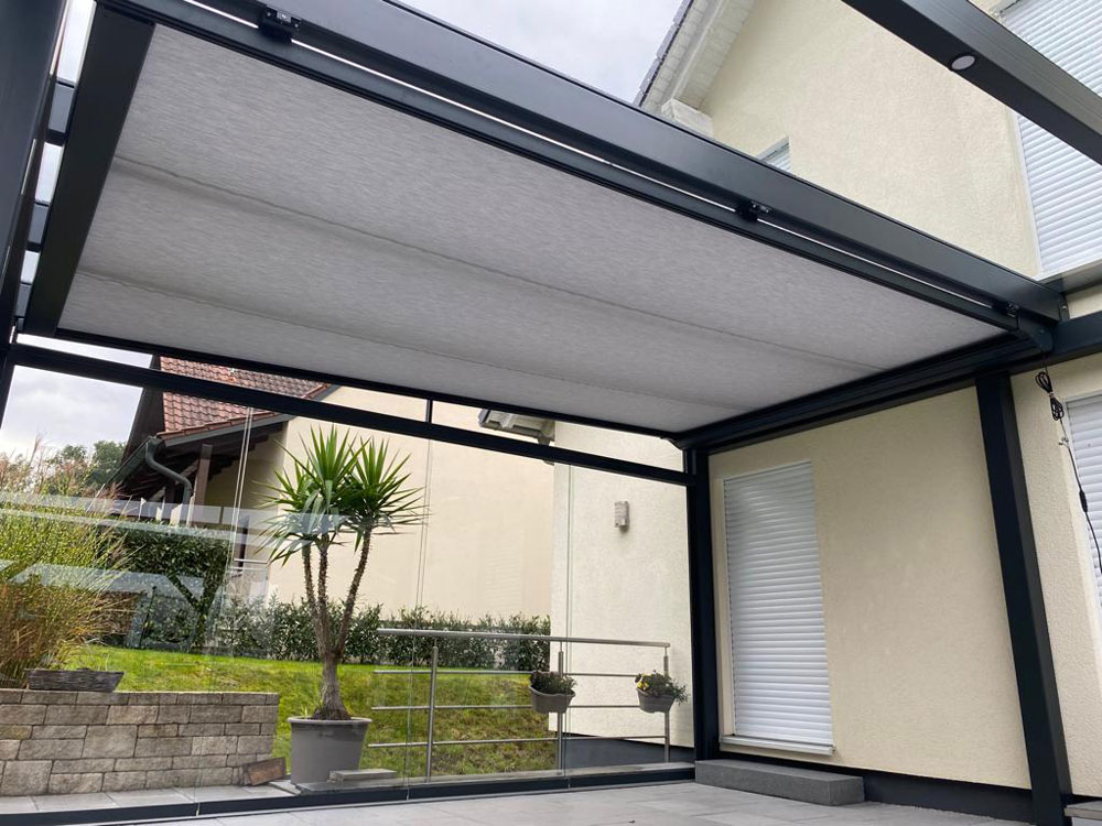 Schwarze Unterglasmarkise mit einem durchsichtigen Fenster an der Terrasse