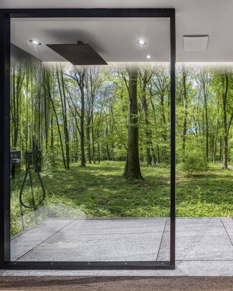 Wandverkleidung-Dusche-Sommerwald Wandverkleidung mit einem Wald-Motiv, eingebaut in einer Rainfall-Dusche